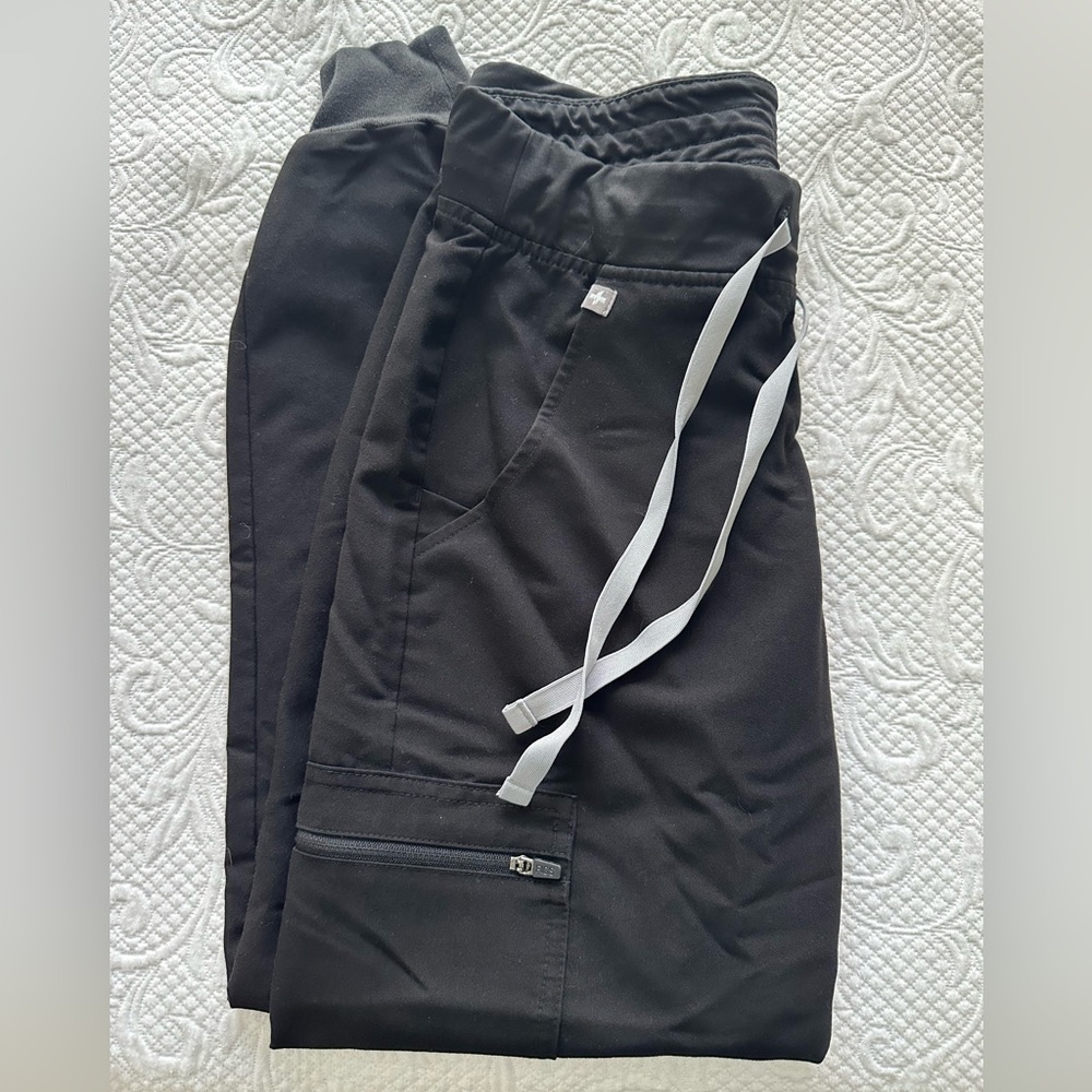 Figs Women's Black Jogger Scrubs
